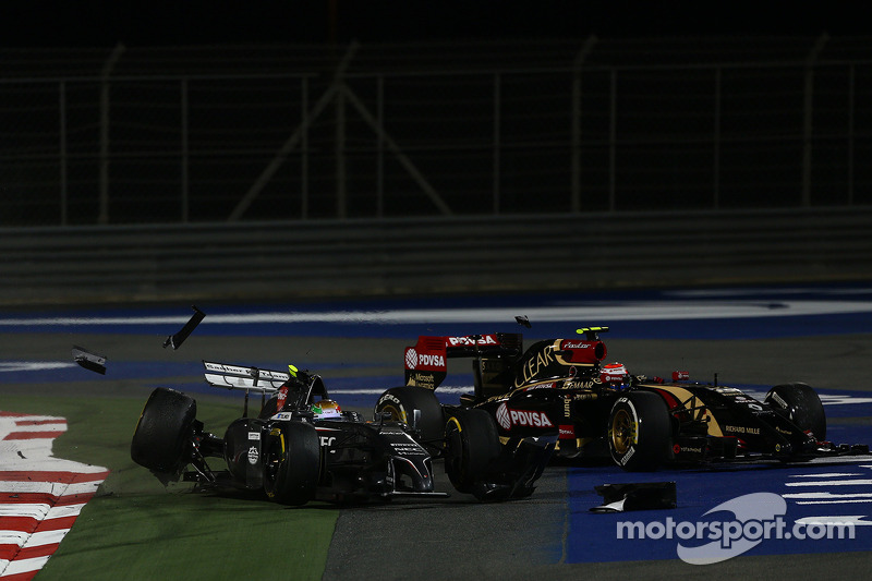 Esteban Gutierrez, Sauber and Pastor Maldonado, Lotus F1 Team crash as turn 1