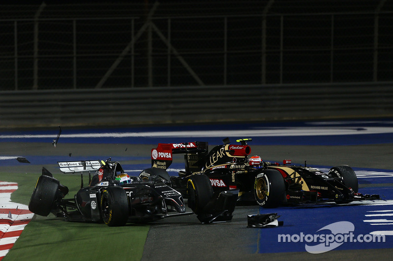 Esteban Gutierrez, Sauber and Pastor Maldonado, Lotus F1 Team crash as turn 1