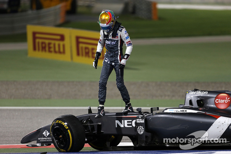 Esteban Gutierrez, Sauber F1 Team crashes with Pastor Maldonado, Lotus F1 Team  06