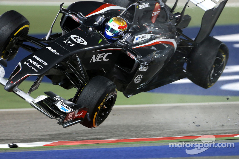 Esteban Gutiérrez flips después de contacto con Pastor Maldonado