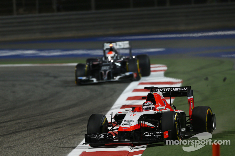 Jules Bianchi, Marussia F1 Takımı MR03 Adrian Sutil'in önünde genişten geçiyor