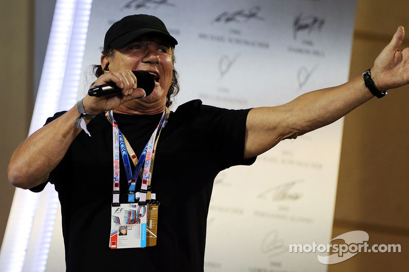 Brian Johnson, vocalista do AC/DC, no pódio