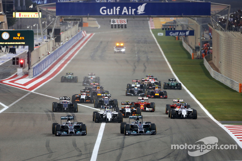 Yarışın startında, Nico Rosberg, Mercedes AMG F1 Takımı ve Lewis Hamilton, Mercedes AMG F1 Takımı 0