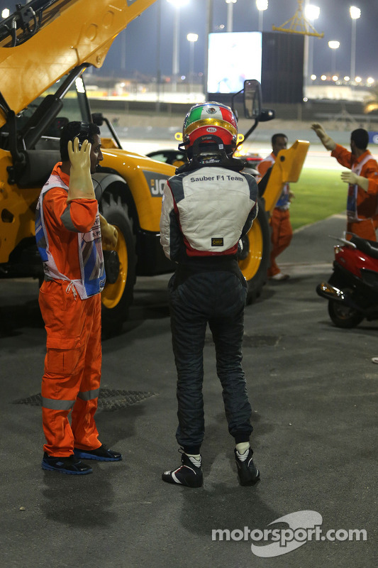 Esteban Gutierrez, Sauber F1 Team crashes with Pastor Maldonado, Lotus F1 Team  06