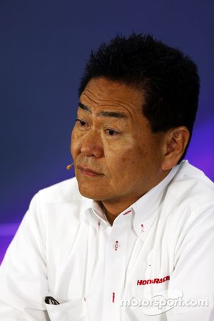 Yasuhisa Arai, Honda Motorsport Chief Officer, in de FIA-persconferentie