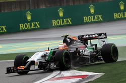 Sergio Perez, Sahara Force India F1 VJM07 genişten alıyor