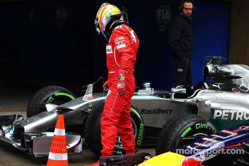 Fernando Alonso, Ferrari looks at the Mercedes AMG F1 W05 of Lewis Hamilton, Mercedes AMG F1 in parc