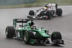 Kamui Kobayashi, Caterham CT05 lidera a Esteban Gutiérrez, Sauber C33