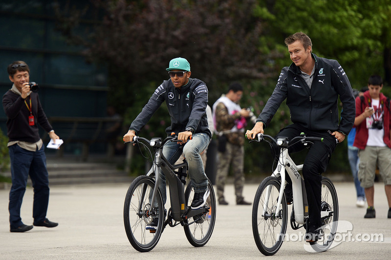 Lewis Hamilton, Mercedes AMG F1, em sua bicicleta.