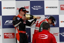 Podyum: Yarış galibi Antonio Fuoco, ikinci sıra Max Verstappen