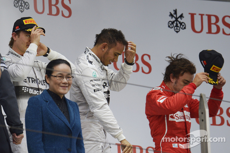 podyum Nico Rosberg, Mercedes AMG F1, ikinci; Lewis Hamilton, Mercedes AMG F1, Yarış galibi; Fernand