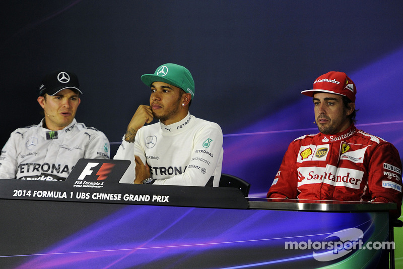 FIA Basın Konferansı Nico Rosberg, Mercedes AMG F1, ikinci; Lewis Hamilton, Mercedes AMG F1, Yarış galibi; Fernando Alonso, Ferrari, üçüncü