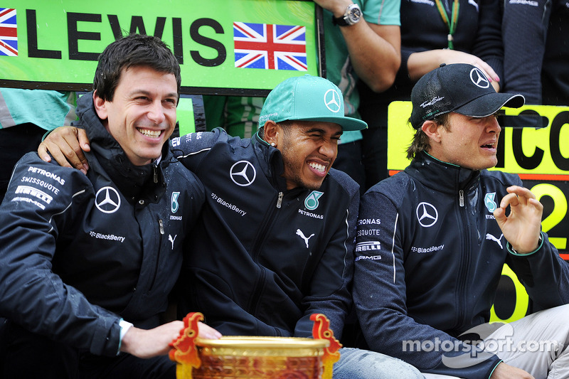 Toto Wolff, Mercedes AMG F1 sócio e diretor executivo; rvencedor da corrida Lewis Hamilton, Mercedes AMG F1 e segundo colocado Nico Rosberg, Mercedes AMG F1 celebrate with the team