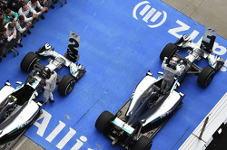 Racewinnaar Lewis Hamilton, Mercedes AMG F1 W05 en teamgenoot Nico Rosberg, Mercedes AMG F1 W05, vie