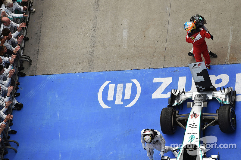 Segundo lugar de Nico Rosberg, de Mercedes AMG F1 celebra con el tercer puesto Fernando Alonso, Ferrari en parc ferme