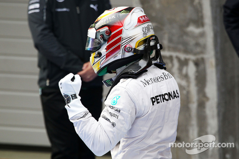 Yarış galibi Lewis Hamilton, Mercedes AMG F1 kapalı parkta kutlama yapıyor