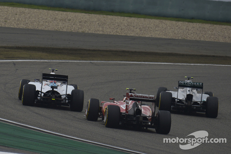 Valtteri Bottas, Williams FW36 e Kimi Raikkonen, Ferrari F14-T no início da prova