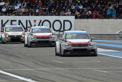 Jose Maria Lopez, Citroën Total WTCC del Citroën C-Elysee WTCC lidera. Yvan Muller, Citroën Total WTCC del Citroën C-Elysee WTCC,  y Tiago Monteiro, Honda Civic WTCC, del equipo Castrol Honda WTCC 