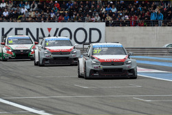 Jose Maria Lopez, Citroën Total WTCC del Citroën C-Elysee WTCC lidera. Yvan Muller, Citroën Total WTCC del Citroën C-Elysee WTCC, y Tiago Monteiro, Honda Civic WTCC, del equipo Castrol Honda WTCC