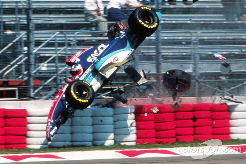 Rubens Barrichello, con Jordan, involucrado en un gran accidente