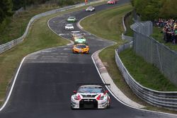 RJN日产GT学院车队驾驶日产GT-R NISMO GT3的亚历克斯·邦科姆，卢卡斯·奥多涅斯和弗洛里安·斯特劳斯