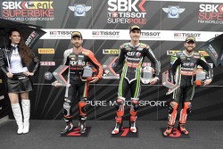 Ganador de la superpole Loris Baz, el segundo lugar Sylvain Guintoli y el tercer lugar Tom Sykes