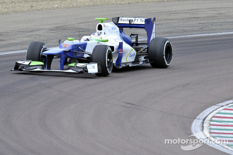 Simona de Silvestro tests a Sauber F1