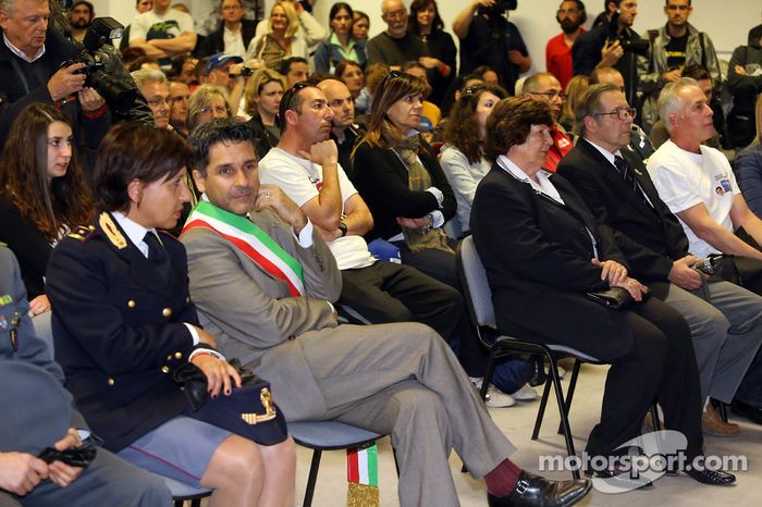 Misa en memoria de Roland Ratzenberger y Ayrton Senna celebrada por sacerdote Sergio Mantovani, el capellán de los conductores