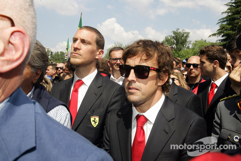 Ceremonia conmemorativa en la curva de Tamburello, Fernando Alonso