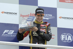 İkinci yarışın çaylak kazananı, Esteban Ocon