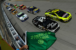 Start: Brian Scott and Paul Menard lead