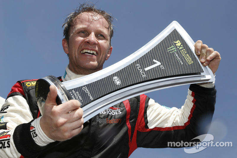 Vincitore Petter Solberg festeggia