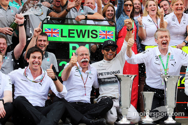 Vencedor da corrida Lewis Hamilton, Mercedes AMG F1 celebra com Toto Wolff, Mercedes AMG F1 Sharehol