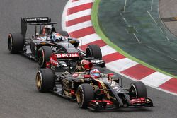 Romain Grosjean, Lotus F1 E22 leads Adrian Sutil, Sauber C33