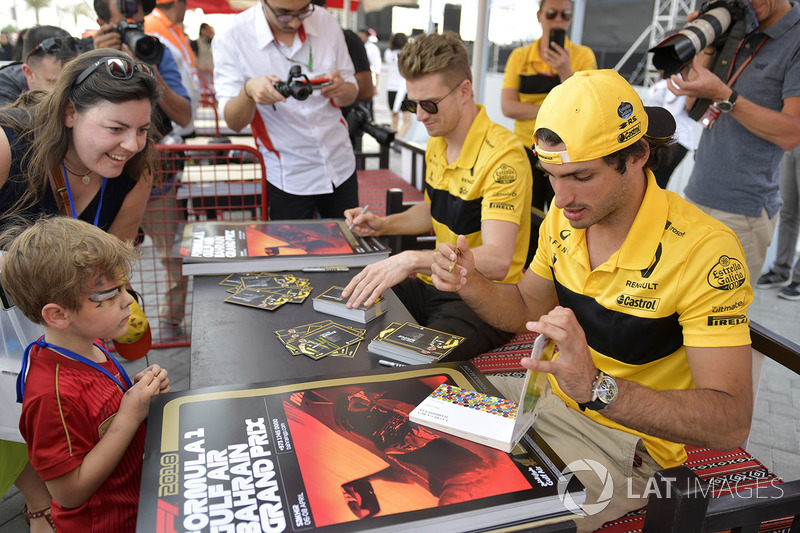 Carlos Sainz Jr., Renault Sport F1 Team ve Nico Hulkenberg, Renault Sport F1 Team imza seansında