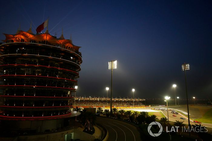 Sebastian Vettel, Ferrari SF71H, precede Valtteri Bottas, Mercedes AMG F1 W09, Kimi Raikkonen, Ferrari SF71H, y el resto del grupo en la salida