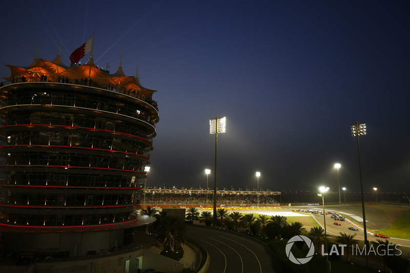 Sebastian Vettel, Ferrari SF71H, precede Valtteri Bottas, Mercedes AMG F1 W09, Kimi Raikkonen, Ferrari SF71H, y el resto del grupo en la salida