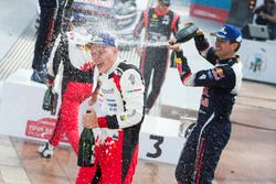 Sur le podium : Les vainqueurs Sébastien Ogier, Julien Ingrassia, M-Sport Ford WRT Ford Fiesta WRC, les deuxièmes, Ott Tänak, Martin Järveoja, Toyota Gazoo Racing WRT Toyota Yaris WRC et les troisièmes, Thierry Neuville, Nicolas Gilsoul, Hyundai Motorsport Hyundai i20 Coupe WRC