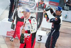 Podium: Ganadores, Sébastien Ogier, Julien Ingrassia, M-Sport Ford WRT Ford Fiesta WRC, segundo lugar, Ott Tänak, Martin Järveoja, Toyota Gazoo Racing WRT Toyota Yaris WRC, tercero, Thierry Neuville, Nicolas Gilsoul, Hyundai Motorsport Hyundai i20 Coupe WRC