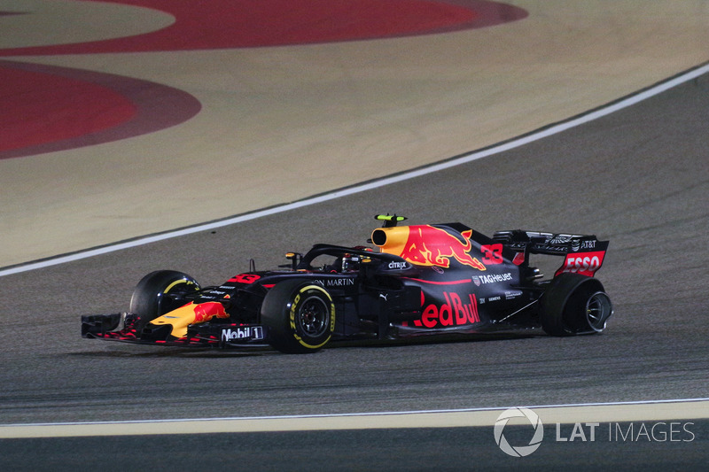 Max Verstappen, Red Bull Racing RB14 with puncture on lap one