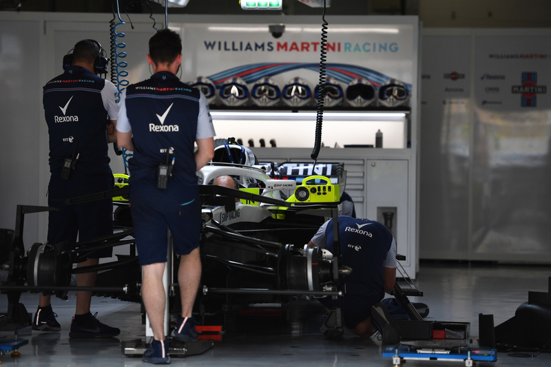 Автомобиль Williams FW41 в гараже