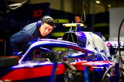 Un employé de Honda observe la Toro Rosso STR13