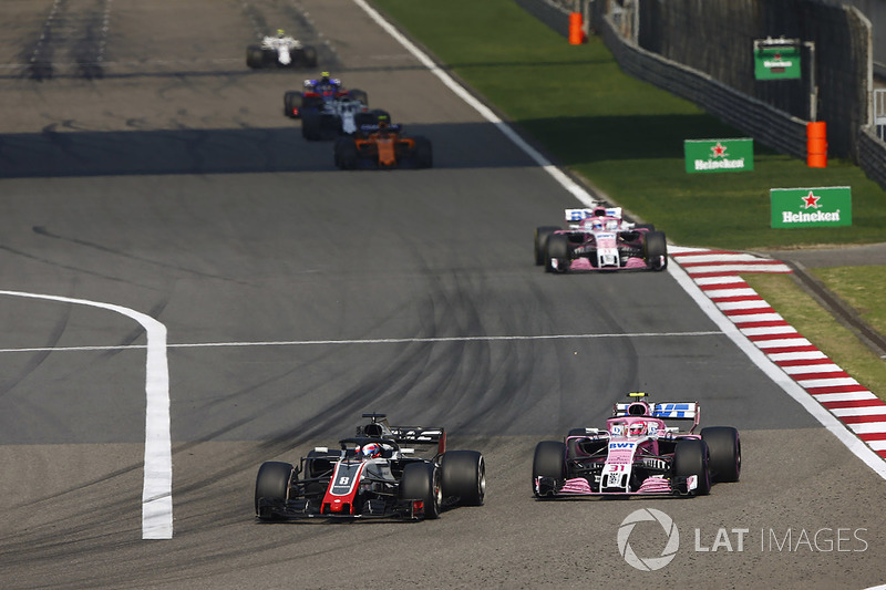 Romain Grosjean, Haas F1 Team VF-18 Ferrari, Esteban Ocon, Force India VJM11 Mercedes, y Sergio Perez, Force India VJM11 Mercedes
