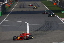Kimi Raikkonen, Ferrari SF71H, Daniel Ricciardo, Red Bull Racing RB14 Tag Heuer, et Kevin Magnussen, Haas F1 Team VF-18 Ferrari