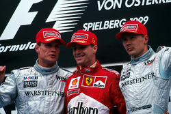 David Coulthard tweede, winnaar Eddie Irvine en Mika Hakkinen