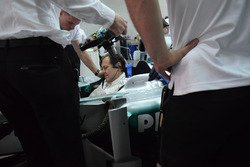 Aldo Costa, responsabile Progetto e Sviluppo Mercedes AMG F1, nell'abitacolo della Mercedes W04
