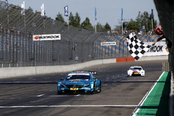 Checkered flag for Gary Paffett Mercedes-AMG Team HWA, Mercedes-AMG C63 DTM