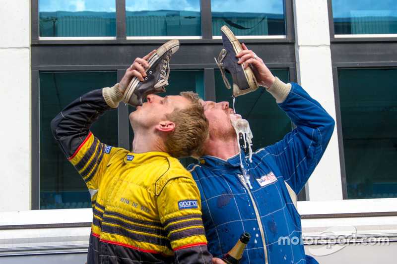 Победители Caravanrace исполняют shoey