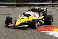 Alain Prost, com sua Renault F1, de 1983