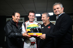 Helio Castroneves, Tony Kanaan, Gil de Ferran con Simon Pagenaud y su casco tributo a Ayrton Senna